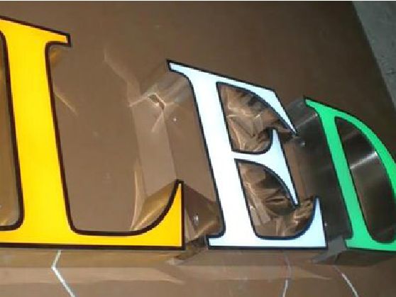 常宁介绍LED招牌的基础知识。